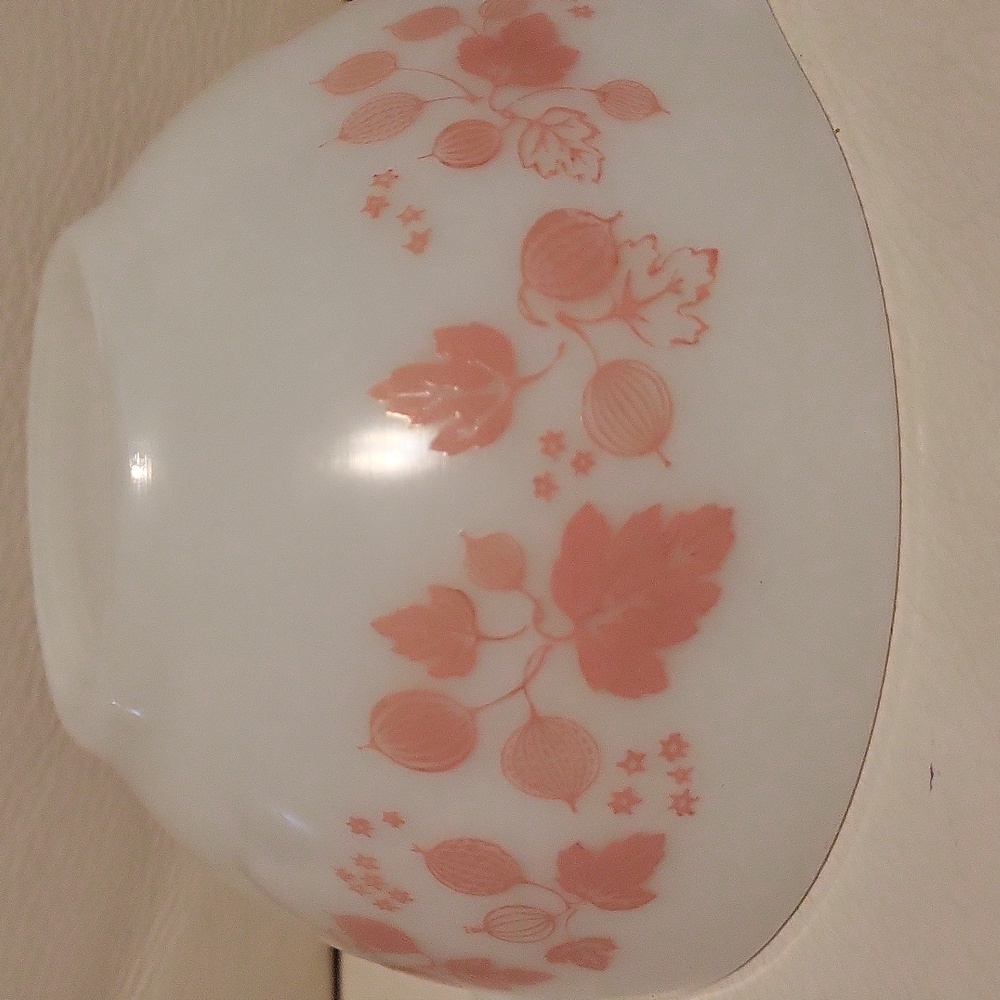 1 1/2 PT Cinderella Gooseberry Pink pattern Pyrex bowl